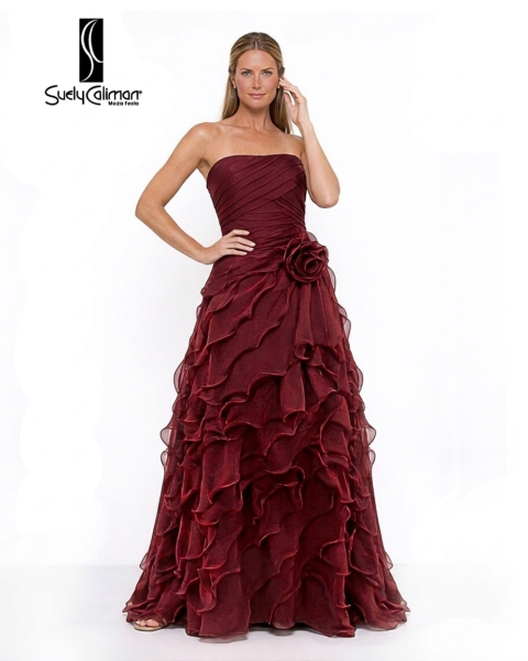 VESTIDO COM FLOR E SAIA DE BABADOS